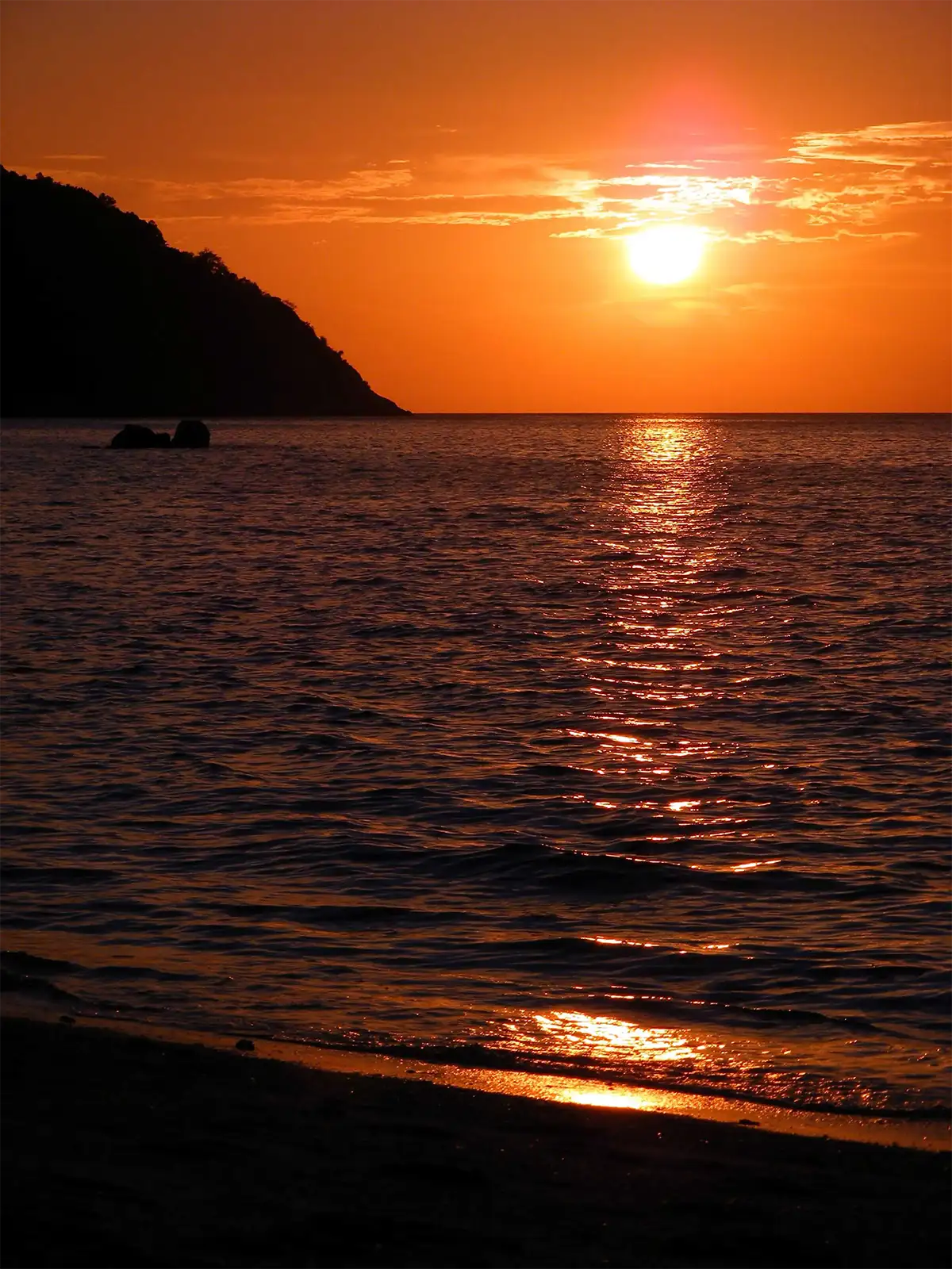 Coucher de soleil orange flamboyant sur la mer d’Andaman depuis une plage de Koh Lipe