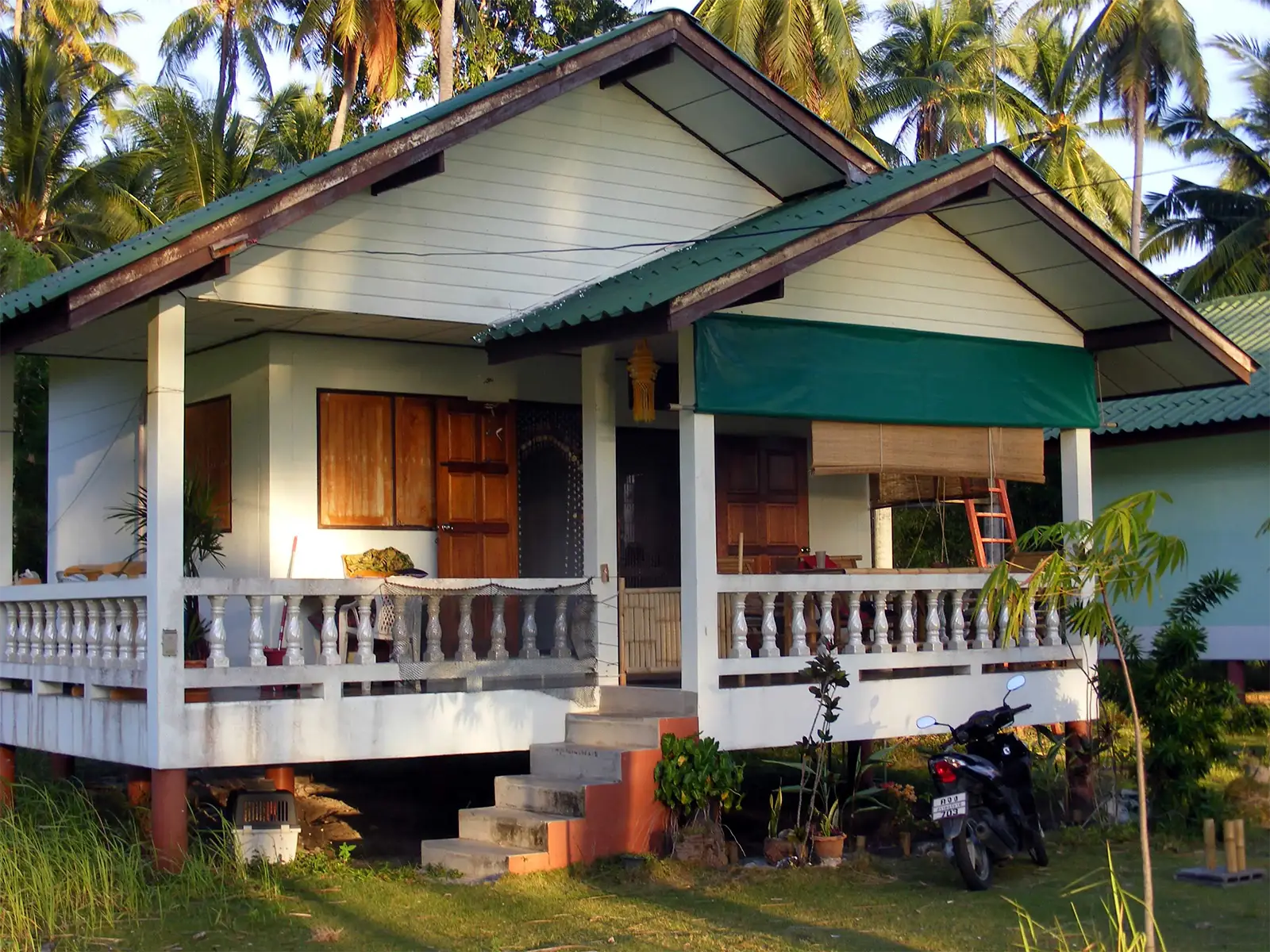 Petite maison thaïe surélevée avec véranda au milieu des cocotiers à Koh Phangan