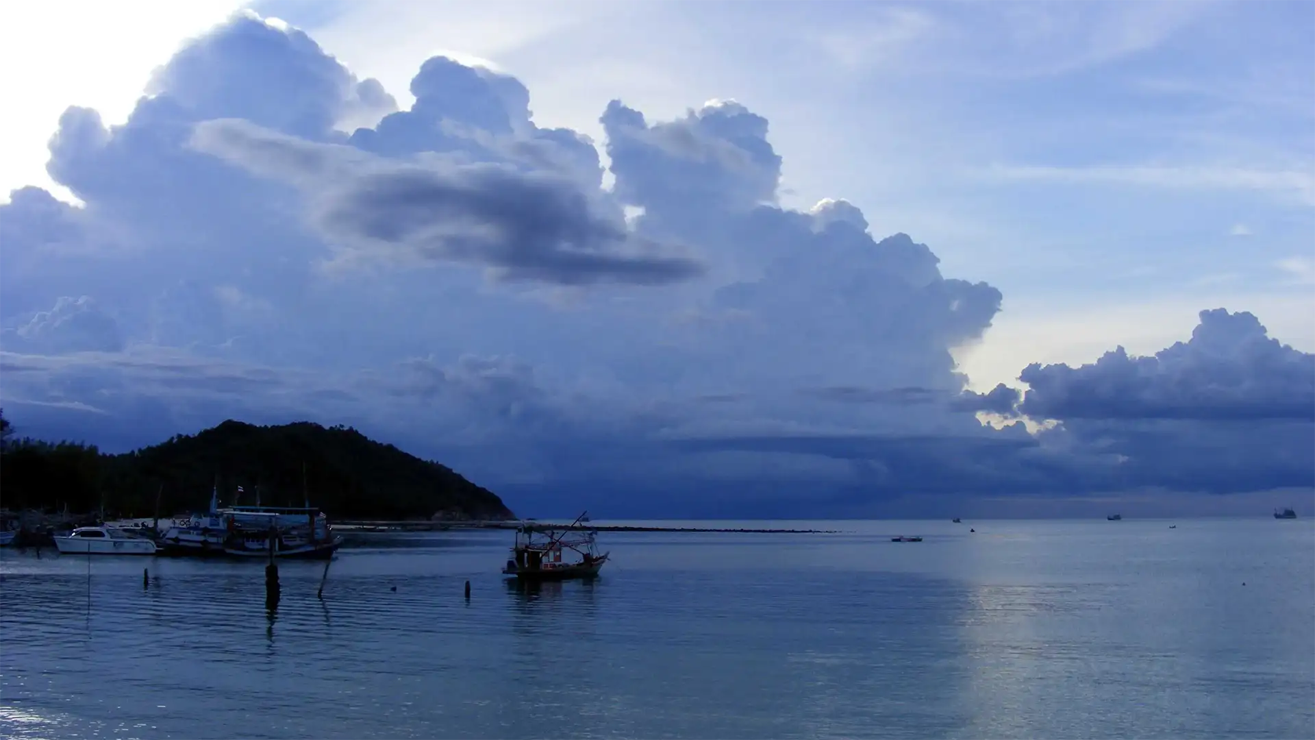 Bateaux de pêche dans la baie de Chaloklum sous de gros nuages à Koh Phangan
