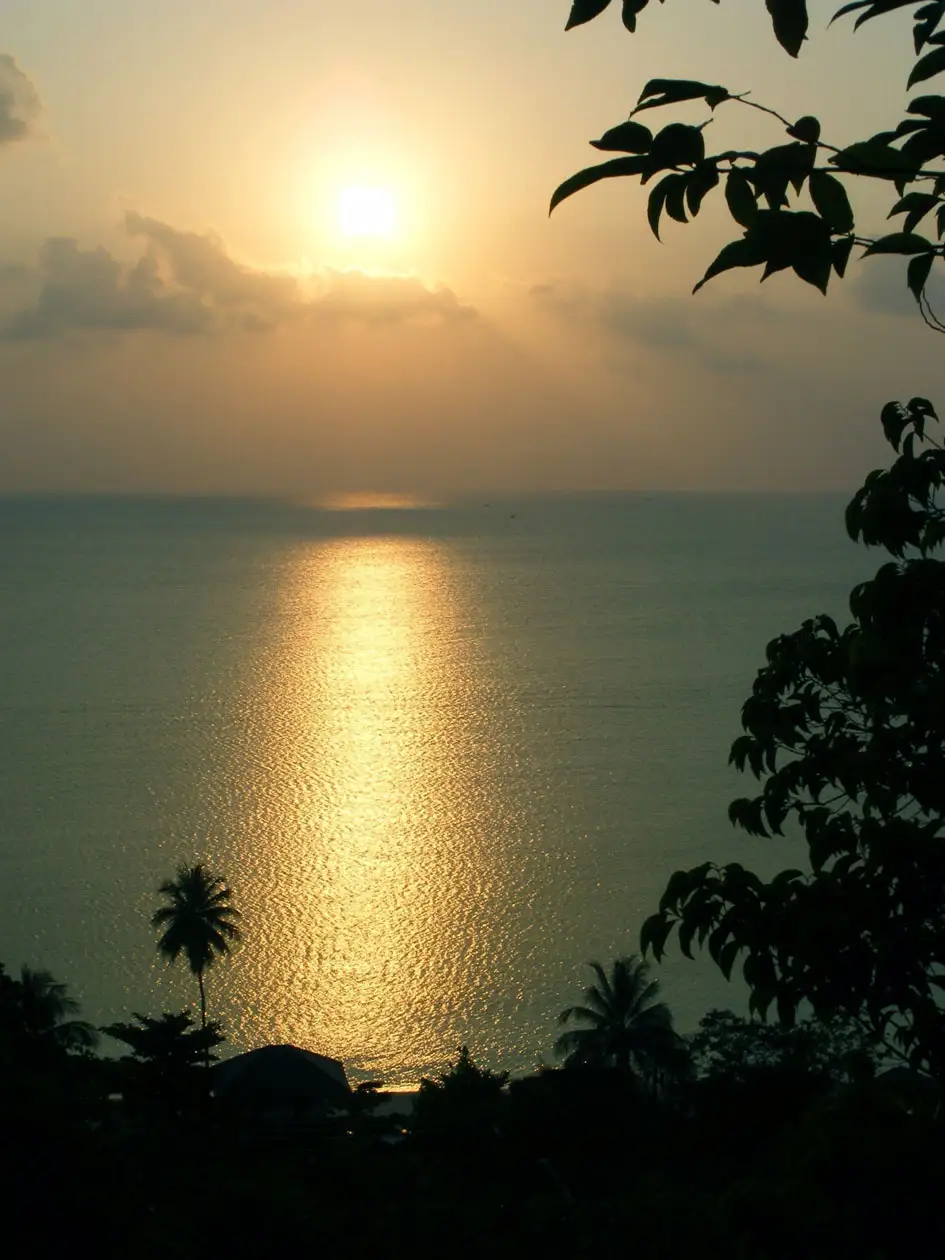 Coucher de soleil doré sur la mer depuis le Top Rock Bar à Koh Phangan
