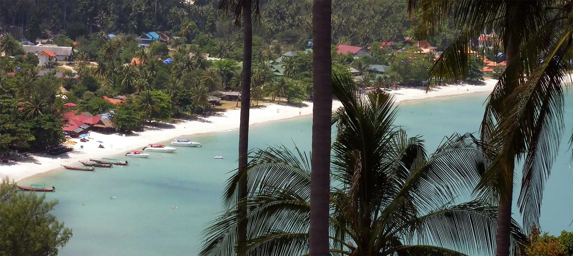 La plage de Thong Nai Pan et ses bateaux vue depuis la colline à Koh Phangan