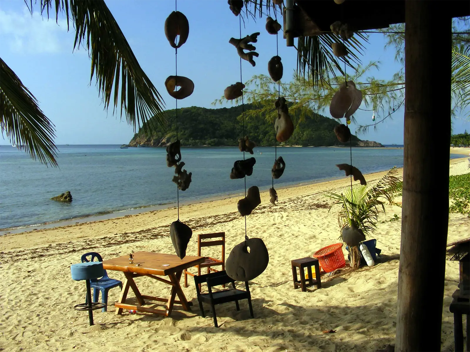 Table sur la plage de Mae Haad face à l’îlot de Koh Ma à Koh Phangan