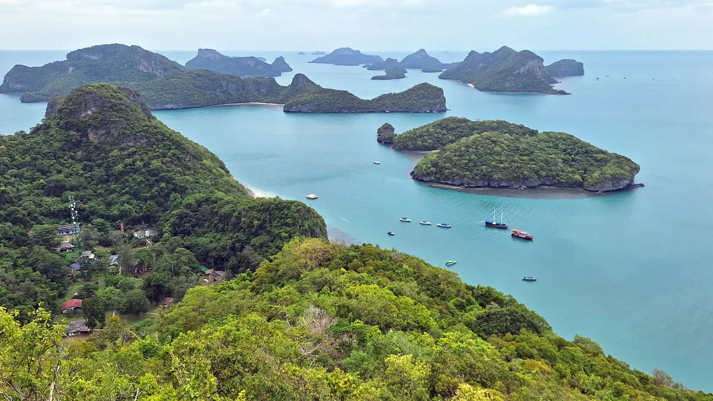 Îles boisées et bateaux au mouillage dans le parc marin national d’Ang Thong, près de Koh Phangan