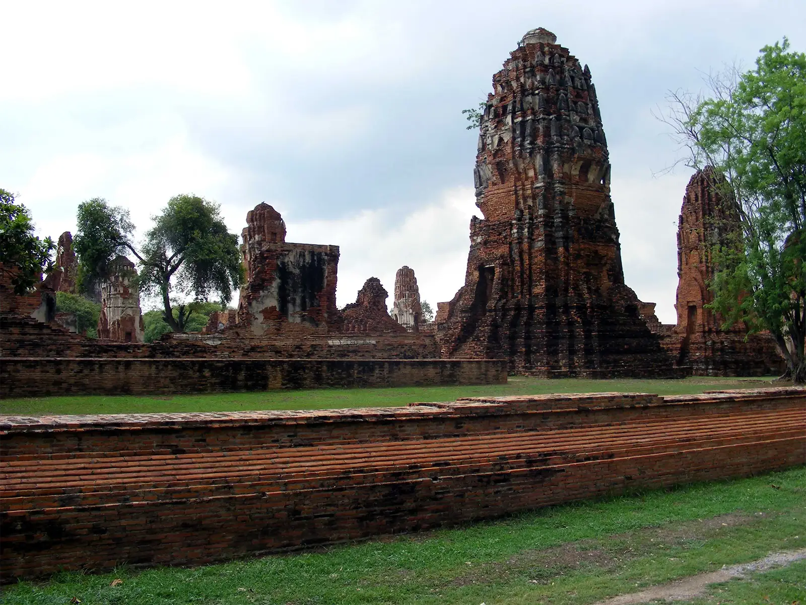 Prang et ruines en brique d’un temple ancien dans le parc historique d’Ayutthaya