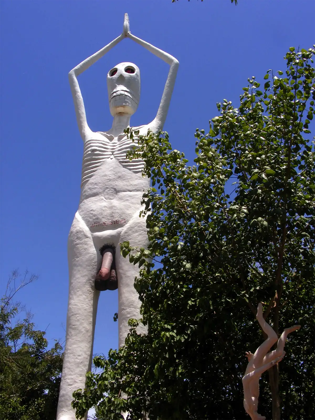 Statue géante d’un preta décharné dans la terre des enfers du Wat Phai Rong Wua à Suphan Buri