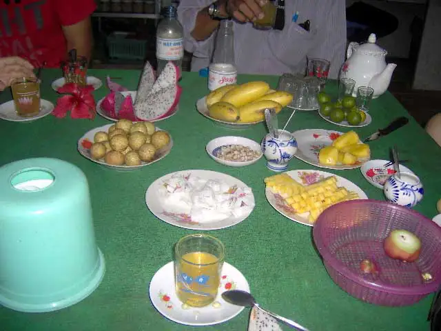 Table garnie de fruits tropicaux, fruits du dragon et alcool de riz dans le delta du Mékong