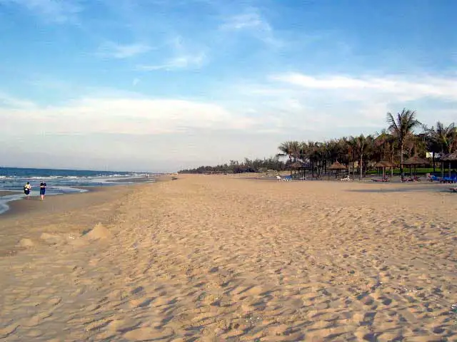 Plage de sable doré et paillotes sous les cocotiers d’un hôtel de Hoi An