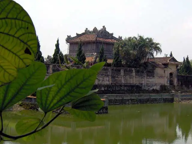 Pavillon de l’ancienne cité impériale de Hué derrière ses douves et son mur d’enceinte
