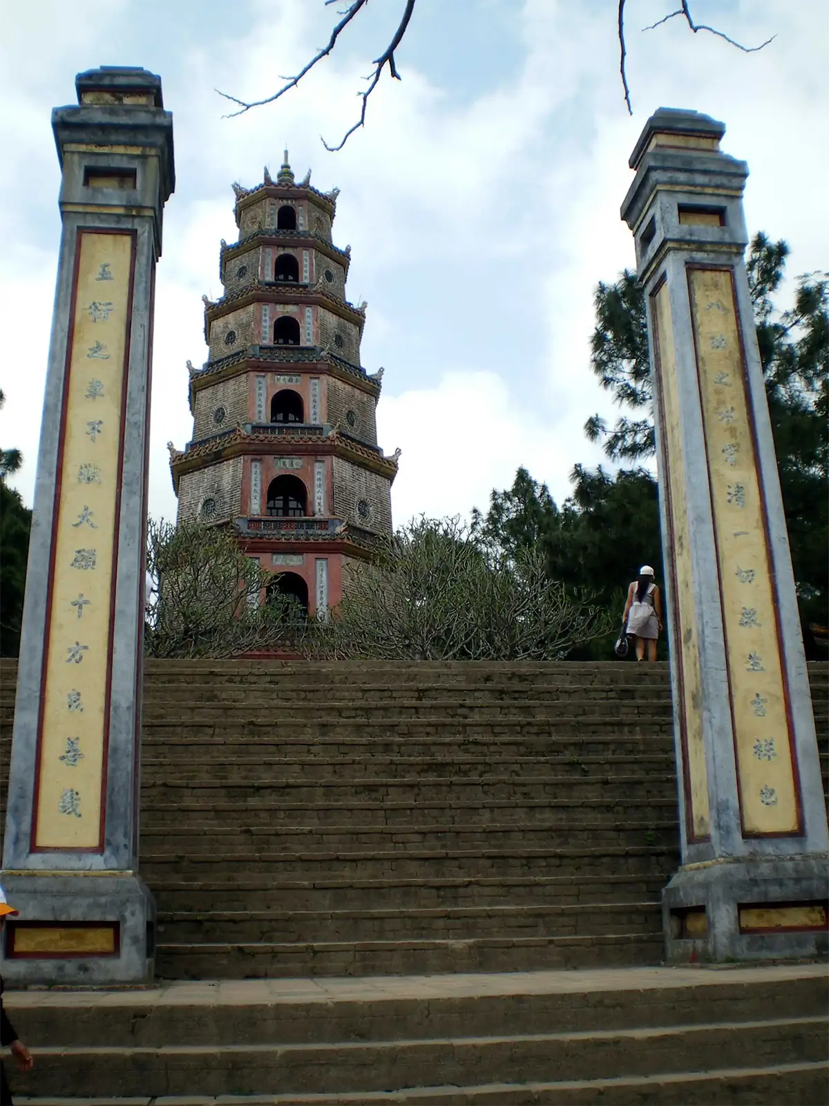 Tour octogonale de la pagode de la Dame céleste en haut de son escalier, à Hué