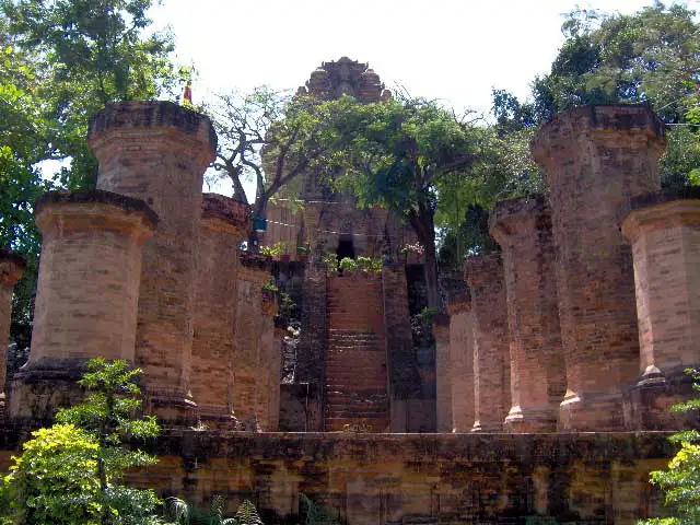 Colonnes de brique et tour cham du sanctuaire de Po Nagar à Nha Trang