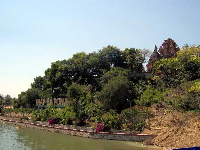 Les tours cham de Po Nagar sur leur colline boisée, au bord de la rivière à Nha Trang