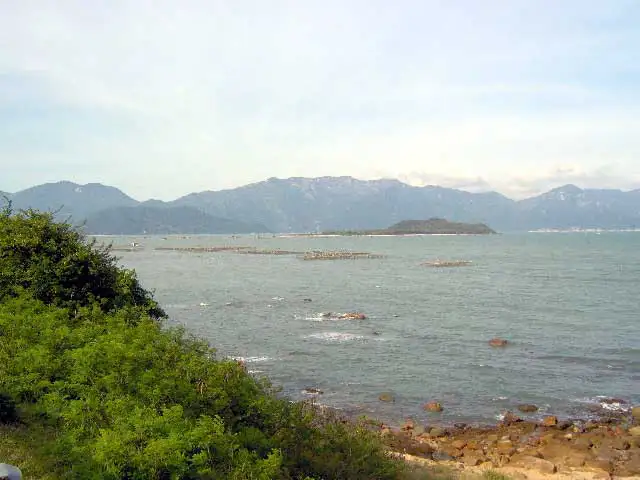 Côte rocheuse, fermes aquacoles et montagnes au bord de la mer près de Nha Trang