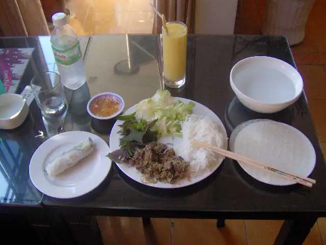 Vermicelles, herbes fraîches, viande grillée et galettes de riz dans un restaurant de Nha Trang