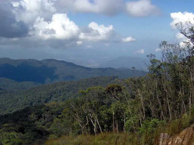 Forêt de montagne et vallées sous les nuages lors d’un road trip près de Nha Trang
