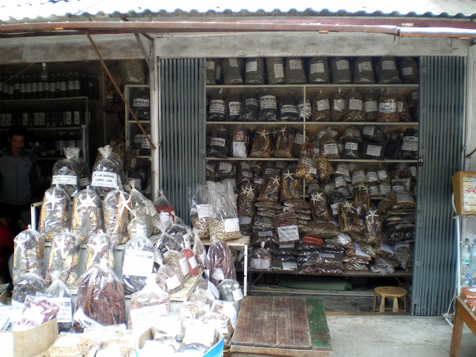 Boutique de plantes et de produits séchés vendus en sachets à Sa Pa