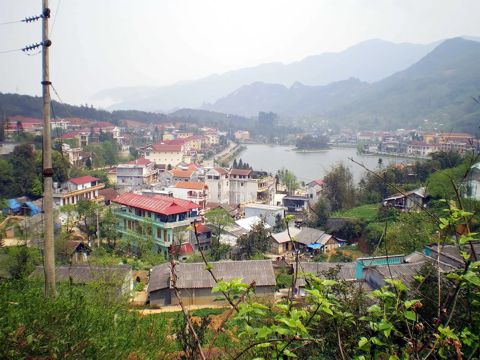 La ville de Sa Pa et son lac entourés de montagnes, vus depuis les hauteurs
