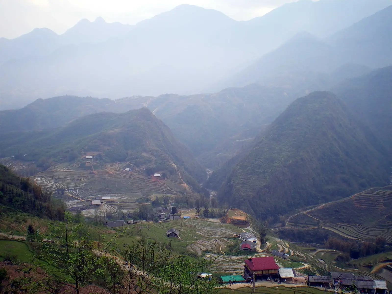 Vallée de rizières en terrasses et montagnes noyées dans la brume, à Sa Pa