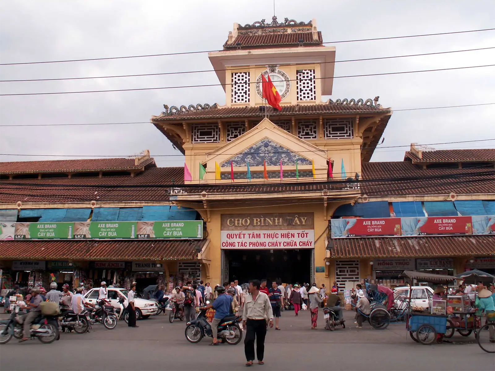 Le marché Binh Tay et sa tour d’horloge, dans le quartier de Cholon à Saïgon