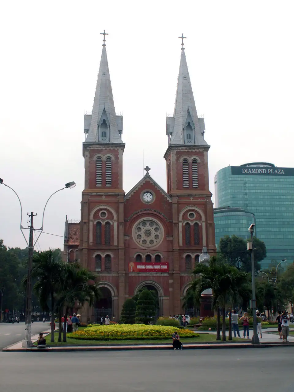 La cathédrale Notre-Dame de Saïgon et ses deux clochers derrière un parterre fleuri